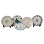 CINQUE PIATTI in ceramica decorata e smaltata (usure e filature). Italia XVIII - XIX secolo