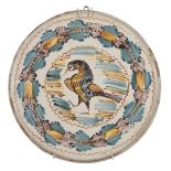 ALZATINA in ceramica smaltata e decorata raffigurante "Volatile". Italia centrale XVIII secolo