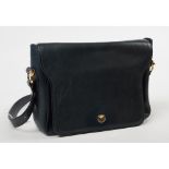 BORSA Celine in pelle blu con manico lungo (usure). Misure: cm 34 x 10 x h cm 60