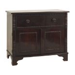 CREDENZA con ribalta in mogano e piuma di mogano con due ante anti sottostanti. Inghilterra XIX