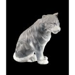 SCULTURA in cristallo Lalique raffigurante "Tigre". XX secolo Misure: h cm 11