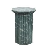 COLONNA in marmo verde. Italia XX secolo Misure: cm 50 x 50 x h 73,5