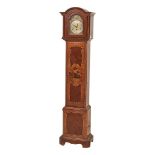 OROLOGIO a torre in noce con tarsie in varie essenze di legno. Italia XX secolo Misure: cm 43 x 26 x