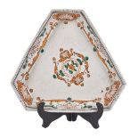 VASSOIETTO triangolare in ceramica smaltata e decorata Italia centrale fine '700 Misure: cm 26 x