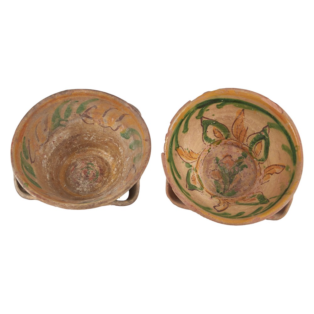 DUE LEMMI in ceramica smaltata e decorata (rotture). Sicilia XIX secolo Misure: diametro cm 33 x h