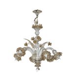 LAMPADARIO a sei luci in vetro di Murano nei toni del bianco e dell'ambra. XX secolo Misure: h cm