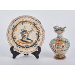 LOTTO composto da ALZATINA in ceramica italiana smaltata e decorata e da piccolo VERSATOIO in