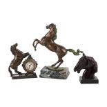 LOTTO composto da SCULTURA in bronzo raffigurante "Cavallo" firmata Visentin, OROLOGIO in bronzo