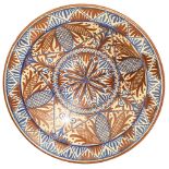 PIATTO stile Ispano/Moresco in ceramica smaltata e decorata. Spagna primi '900 Misure: diametro cm