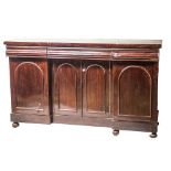 SIDEBOARD a quattro ante con tre cassetti in mogano. Inghilterra XIX secolo Misure: cm 168 x 54 x