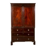 CHIFFONIERE a due ante con quattro cassetti sottostanti in mogano, pomoli in ottone. Inghilterra XIX