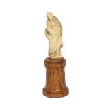 SCULTURA in avorio e legno raffigurante "Madonna" con base in legno. Italia XVIII secolo Misure: h