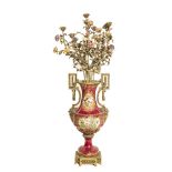 CANDELABRO a sei luci in porcellana e metallo, base a guisa di vaso in porcellana decorata,