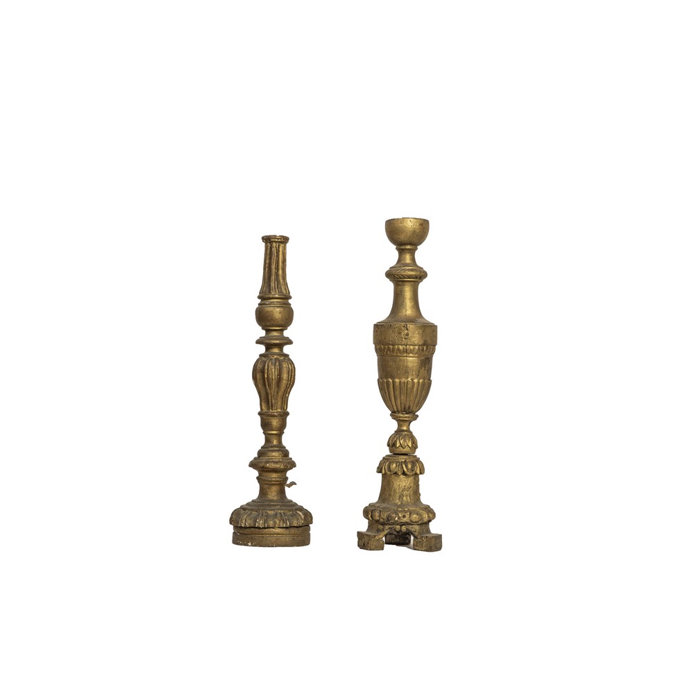 DUE TORCIERI in legno dorato e scolpito. Italia XVIII secolo Misure: h cm 70 - h cm 61