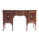 SIDEBOARD a mezza luna a due ante ed un cassetto centrale in mogano con bordure in legno di rosa.