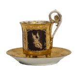 TAZZA con piattino in porcellana Dresden decorata a mano e lumeggiata in oro. XX secolo Misure: h cm