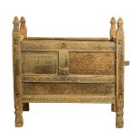 MADIA in legno intagliato. Oriente fine XVIII secolo Misure: cm 120 x 65 x h 122