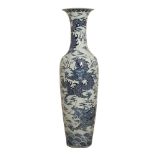 GRANDE VASO in porcellana decorata nei toni del bianco e del blu. Cina XX secolo Misure: h cm 148
