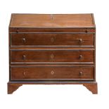 BUREAU con tre cassetti sottostanti in mogano. Malta primi '800 Misure: cm 125 x 63 x h 114