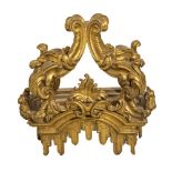 ELEMENTO d'altare in legno intagliato e dorato ad oro zecchino. Italia XVIII secolo Misure: cm 62