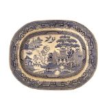 PIATTO da portata in ceramica smaltata e decorata. Inghilterra XIX secolo Misure: cm 47 x 37