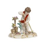 SCULTURA in porcellana Meissen decorata raffigurante "Putto con drappo e pala". XIX secolo Misure: h