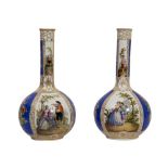 COPPIA BOTTIGLIE in porcellana decorata e dipinta con scene galanti. Francia XIX secolo Misure: h cm