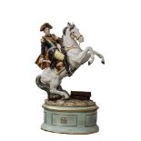 SCULTURA in porcellana Capodimonte raffigurante "Napoleone a cavallo". Meta' '900 Misure: cm 39 x 30