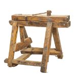 MORSA in legno con base. XIX secolo Misure: cm 93 x 63 x h 81