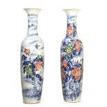 GRANDE COPPIA VASI in porcellana decorata a motivo floreale. Cina XX secolo Misure: h cm 184