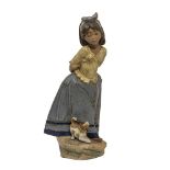 SCULTURA in porcellana Lladro policroma raffigurante "Fanciulla con cane". XX secolo Misure: h cm
