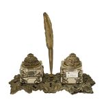 CALAMAIERA con pennino in argento e boccetta in vetro. Italia XX secolo Misure: cm 21 x 16 x h 15