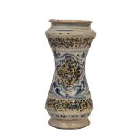 ALBARELLO in ceramica smaltata e decorata e dipinta. Caltagirone XVIII secolo Misure: h cm 25