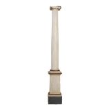 COLONNA in legno laccato e dorato. Italia primi '800 Misure: cm 33 x 33 x h 228