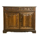 CREDENZA a due ante con due cassetti in noce e rovere. Piemonte XVIII secolo Misure: cm 140 x 62 x h