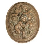 GUSCIO in bronzo lavorato ad altorilievo raffigurante "Putti". Fine XX secolo Misure: cm 38 x 34 x h