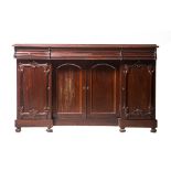 SIDEBOARD a quattro ante con tre cassetti in mogano. Inghilterra XIX secolo Misure: cm 157 x 56 x