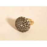 ANELLO a toppa in oro 18 Kt. con diamante rosa corone' centrale (g. 10.80).