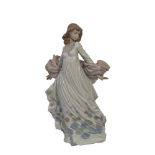 SCULTURA in porcellana Lladro raffigurante "Figura femminile". XX secolo Misure: h cm 31