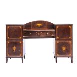 SIDEBOARD Rigens in mogano e piuma di mogano con tarsie in bosso a due cassetti e quattro sportelli.