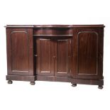 SIDEBOARD a quattro ante con cassetto centrale in mogano. Inghilterra XIX secolo Misure: cm 152 x 51