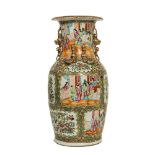 VASO in porcellana decorata raffigurante "Scene di vita orientale". Cina XIX secolo