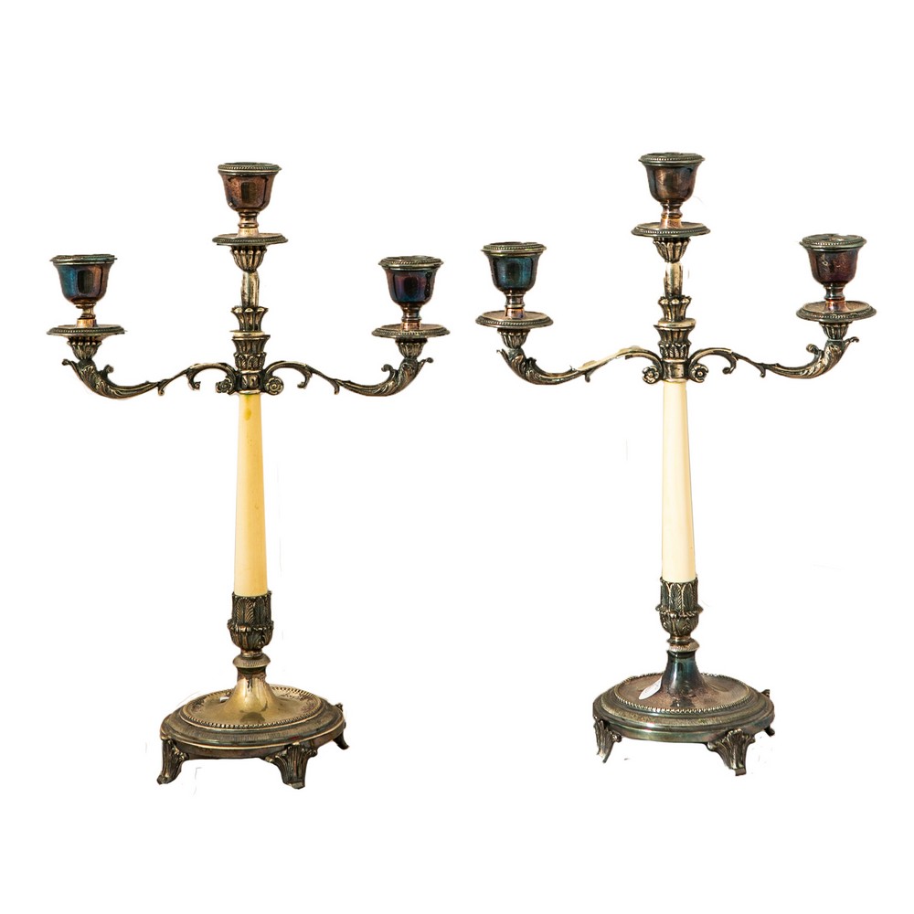 COPPIA CANDELABRI a tre luci in argento con fusto in avorio (peso lordo g. 1118). Sicilia primi '900