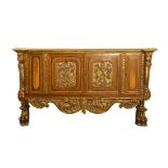 CREDENZA eclettica a due porte in noce con elementi in legno dorato del XVI secolo. Sicilia XX