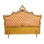 TESTATA da letto matrimoniale stile Barocco in legno intagliato e dorato, tappezzeria capitonne'.