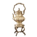 SAMOVAR in argento sbalzato (g. 2080). Italia XX secolo Misure: h cm 43