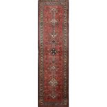 TAPPETO guida Yalameh, trama e ordito in cotone, vello in lana. Persia XX secolo Misure: cm 395 x