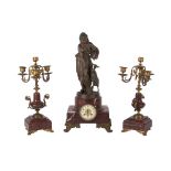 OROLOGIO E DUE CANDELABRI in bronzo e marmo rosso di Francia (mancanze). Francia fine '800 Misure: