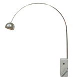 ACHILLE CASTIGLIONI PER FLOS 1970 LAMPADA da terra modello "Arco", struttura in metallo con base