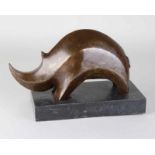 Nashorn im Art-déco-Stil aus Bronze. Auf schwarzem Marmorkeller. Gekennzeichnetes WMS von H. 21st
